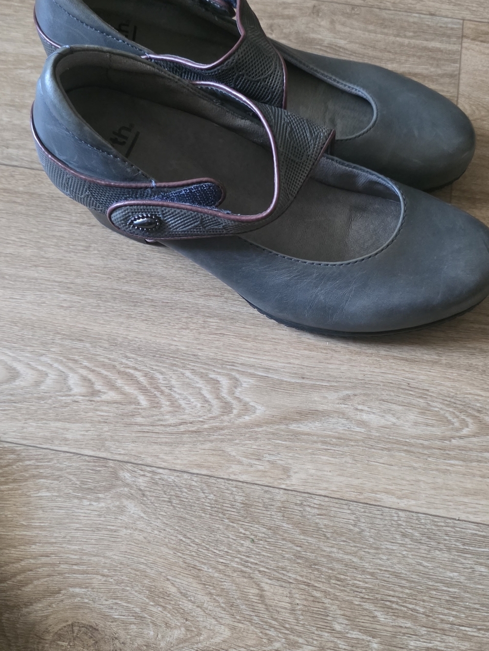 Earth Women's Gray Low Block Heel Mary Jane Shoes - Picture 2 of 3